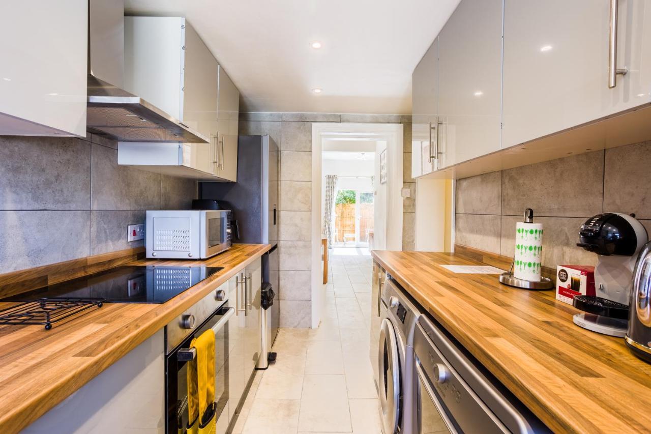 4 Bedroom House With Garden, Parking & 3 Mins Walking Distance From Train Station Londra Dış mekan fotoğraf