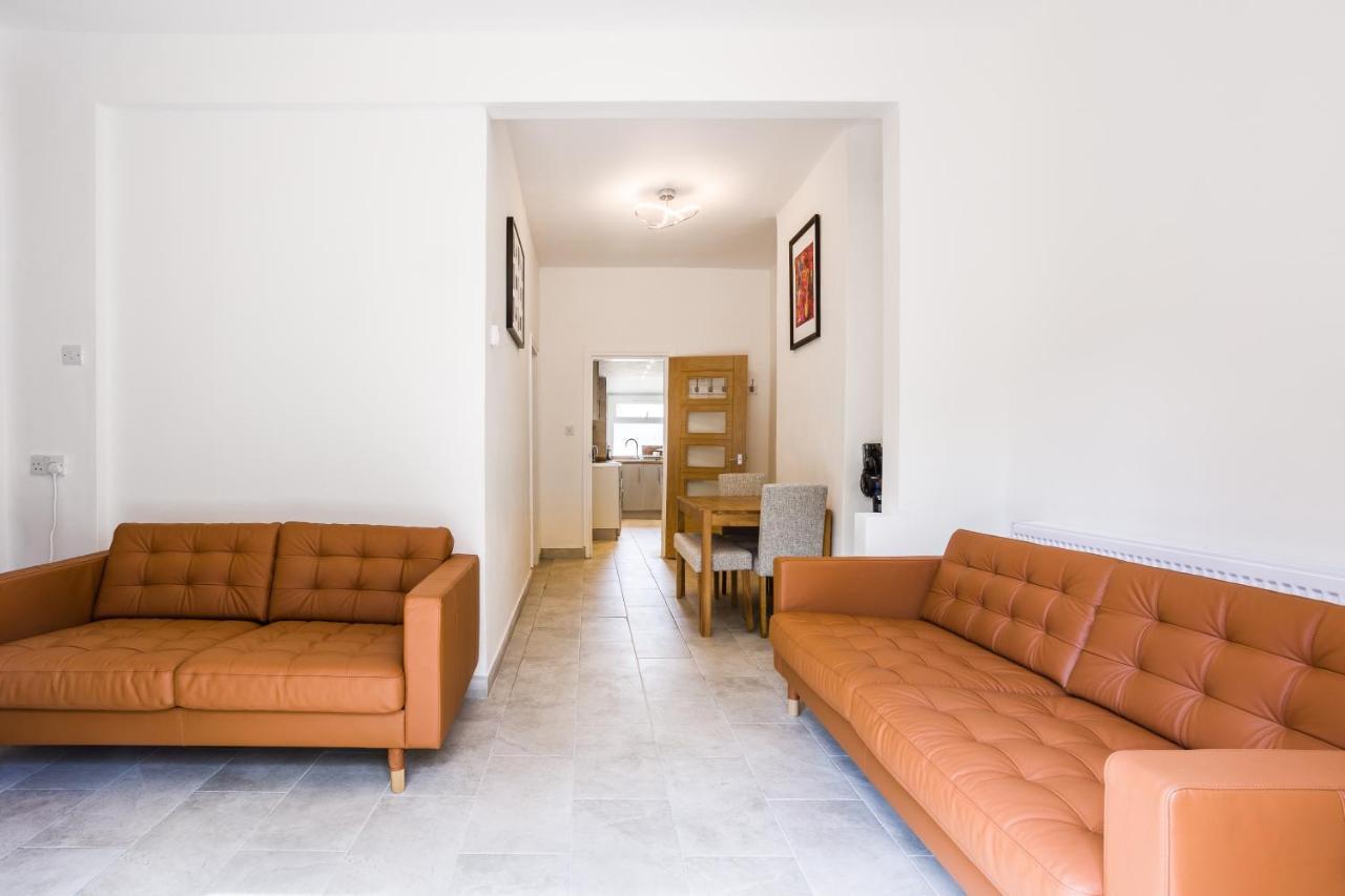 4 Bedroom House With Garden, Parking & 3 Mins Walking Distance From Train Station Londra Dış mekan fotoğraf