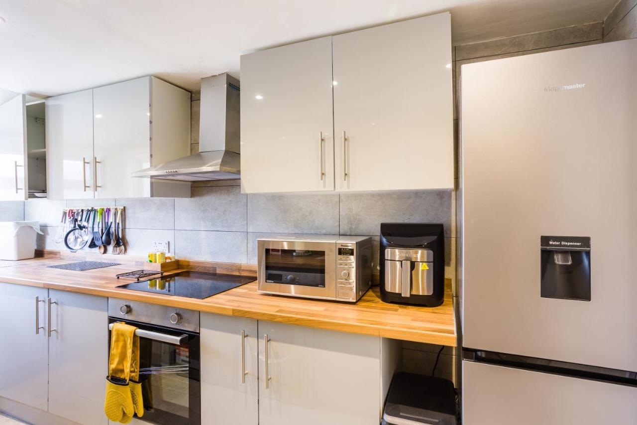4 Bedroom House With Garden, Parking & 3 Mins Walking Distance From Train Station Londra Dış mekan fotoğraf