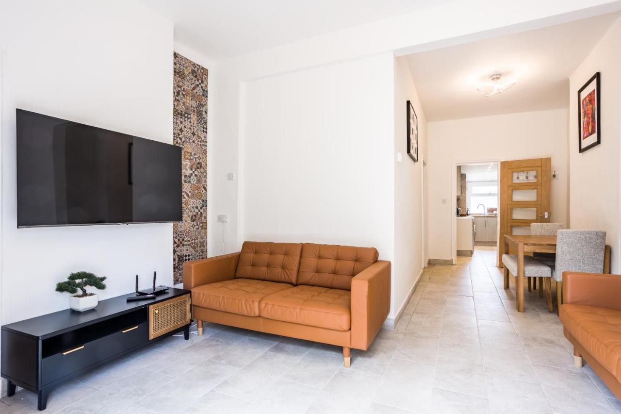 4 Bedroom House With Garden, Parking & 3 Mins Walking Distance From Train Station Londra Dış mekan fotoğraf