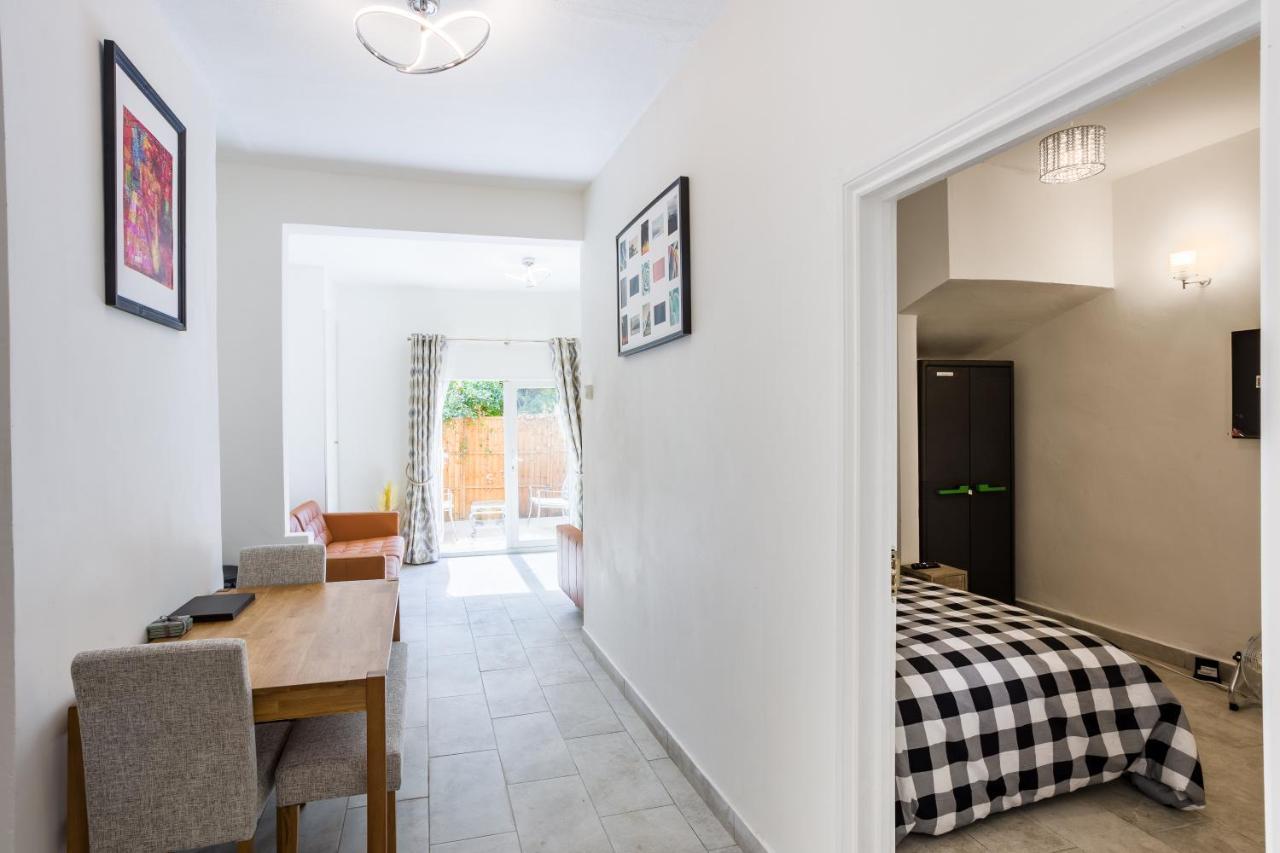 4 Bedroom House With Garden, Parking & 3 Mins Walking Distance From Train Station Londra Dış mekan fotoğraf
