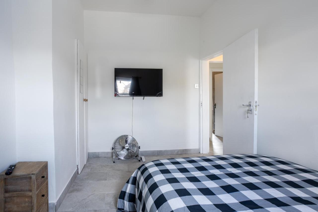 4 Bedroom House With Garden, Parking & 3 Mins Walking Distance From Train Station Londra Dış mekan fotoğraf