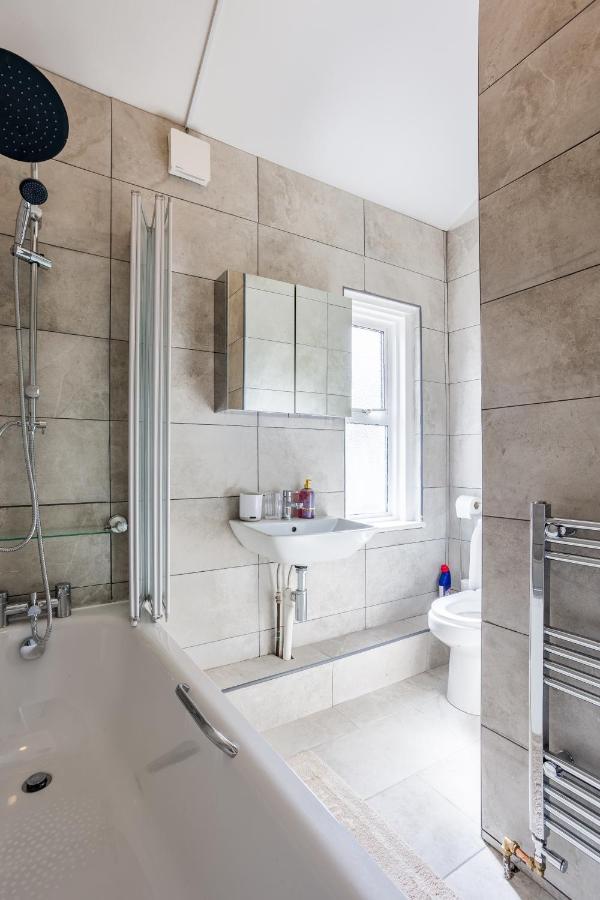 4 Bedroom House With Garden, Parking & 3 Mins Walking Distance From Train Station Londra Dış mekan fotoğraf