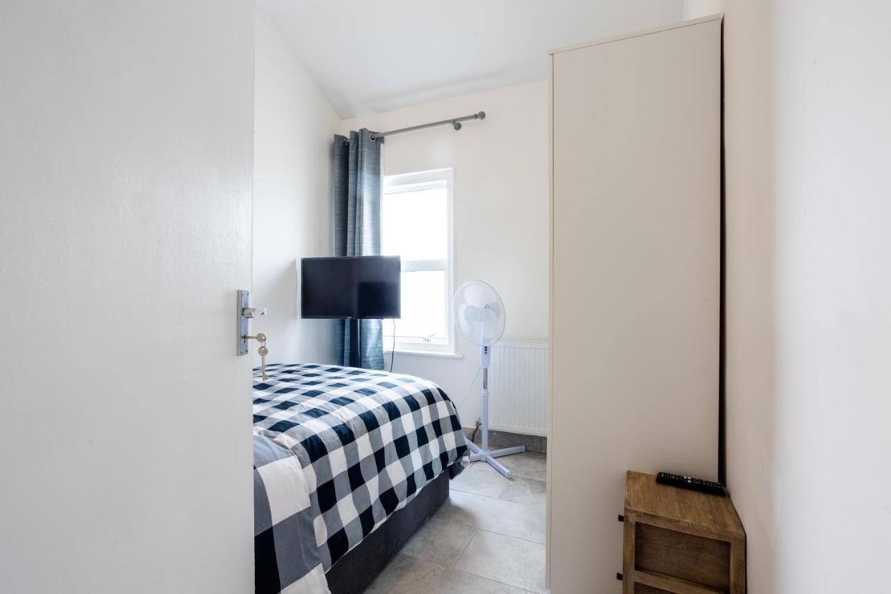 4 Bedroom House With Garden, Parking & 3 Mins Walking Distance From Train Station Londra Dış mekan fotoğraf