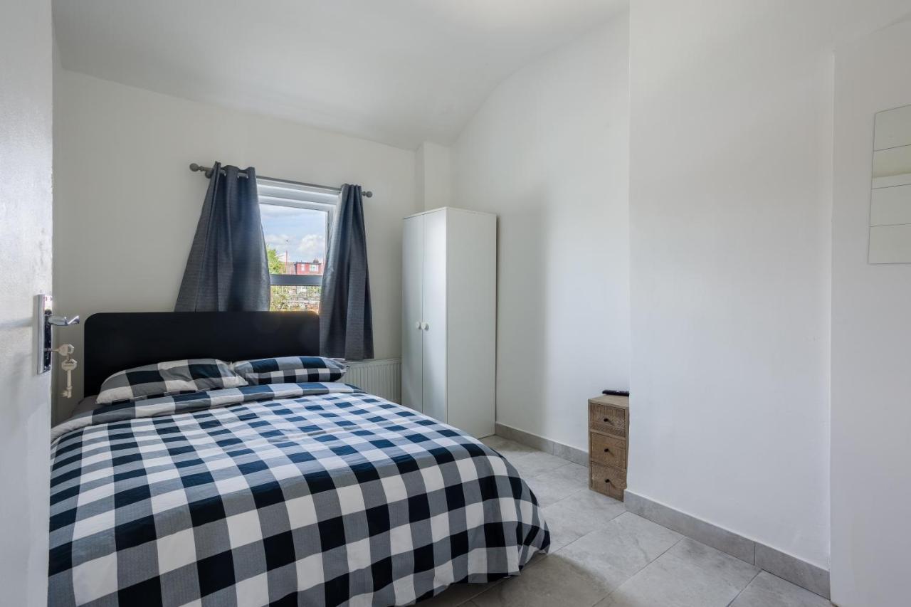 4 Bedroom House With Garden, Parking & 3 Mins Walking Distance From Train Station Londra Dış mekan fotoğraf