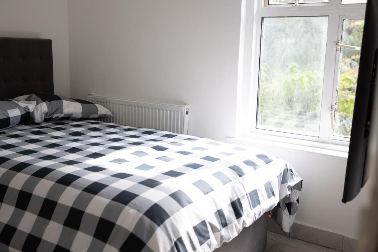 4 Bedroom House With Garden, Parking & 3 Mins Walking Distance From Train Station Londra Dış mekan fotoğraf