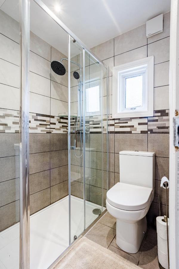 4 Bedroom House With Garden, Parking & 3 Mins Walking Distance From Train Station Londra Dış mekan fotoğraf