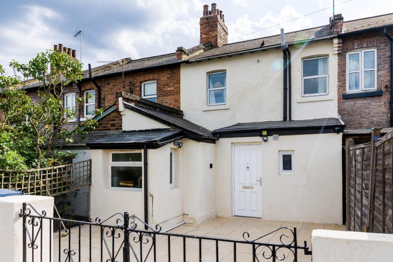 4 Bedroom House With Garden, Parking & 3 Mins Walking Distance From Train Station Londra Dış mekan fotoğraf