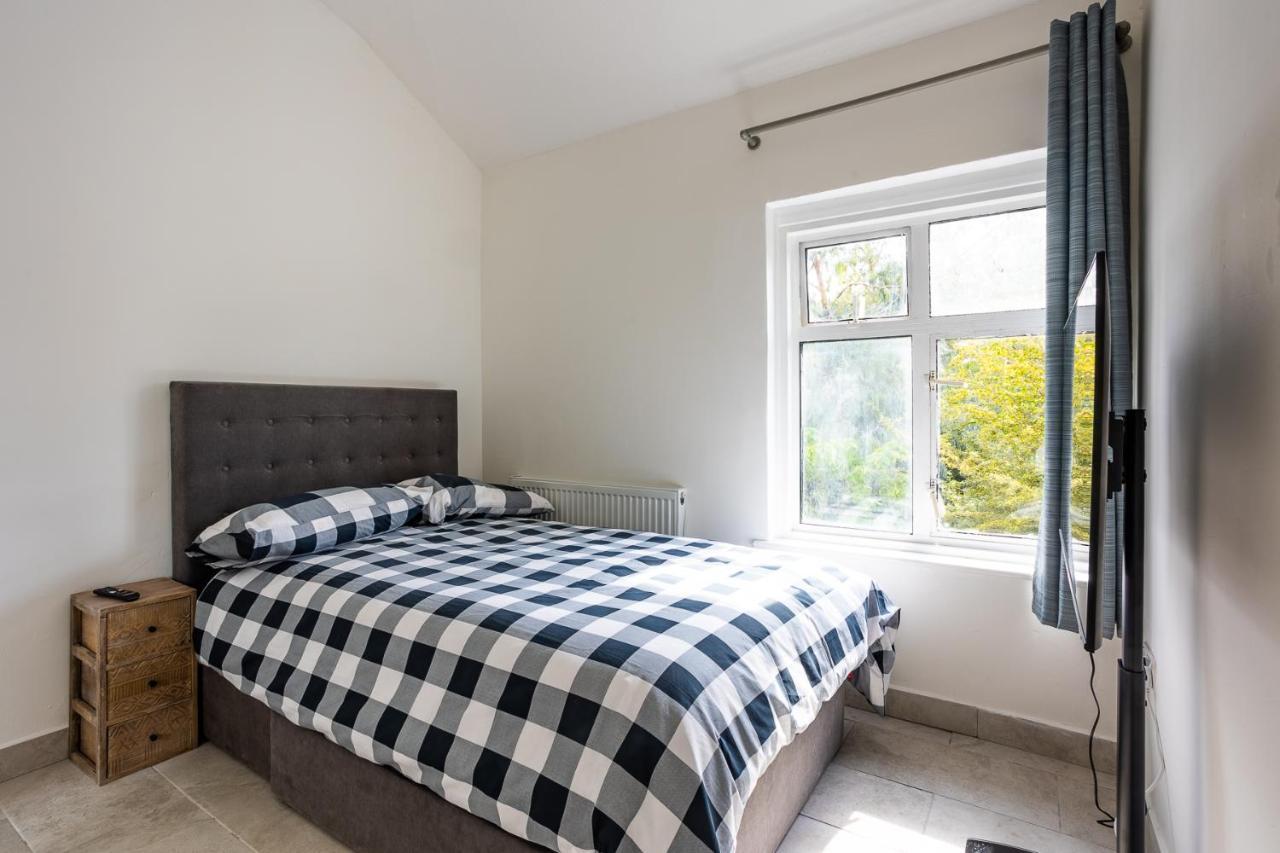 4 Bedroom House With Garden, Parking & 3 Mins Walking Distance From Train Station Londra Dış mekan fotoğraf