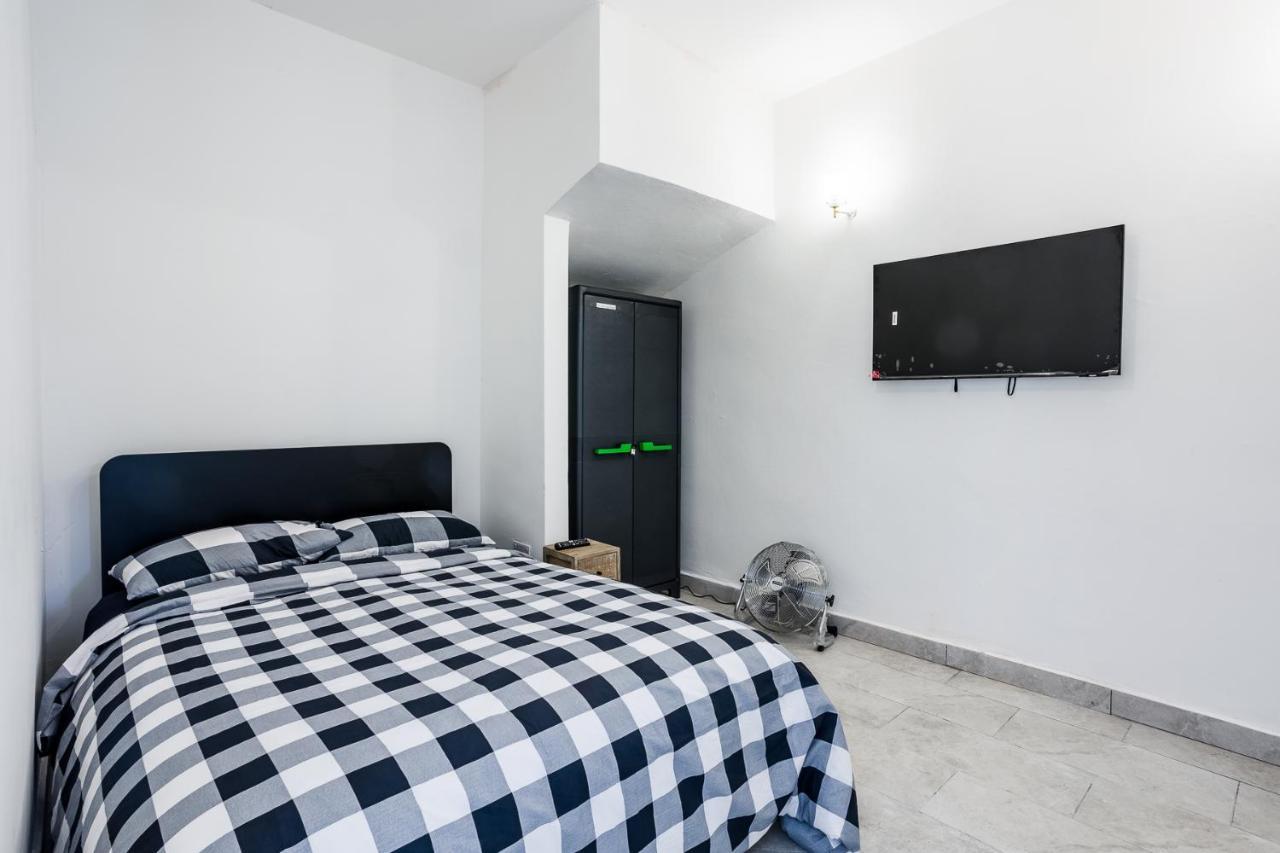 4 Bedroom House With Garden, Parking & 3 Mins Walking Distance From Train Station Londra Dış mekan fotoğraf