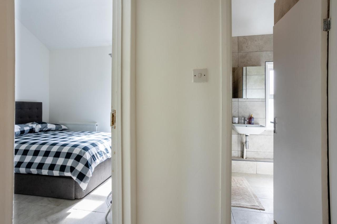 4 Bedroom House With Garden, Parking & 3 Mins Walking Distance From Train Station Londra Dış mekan fotoğraf