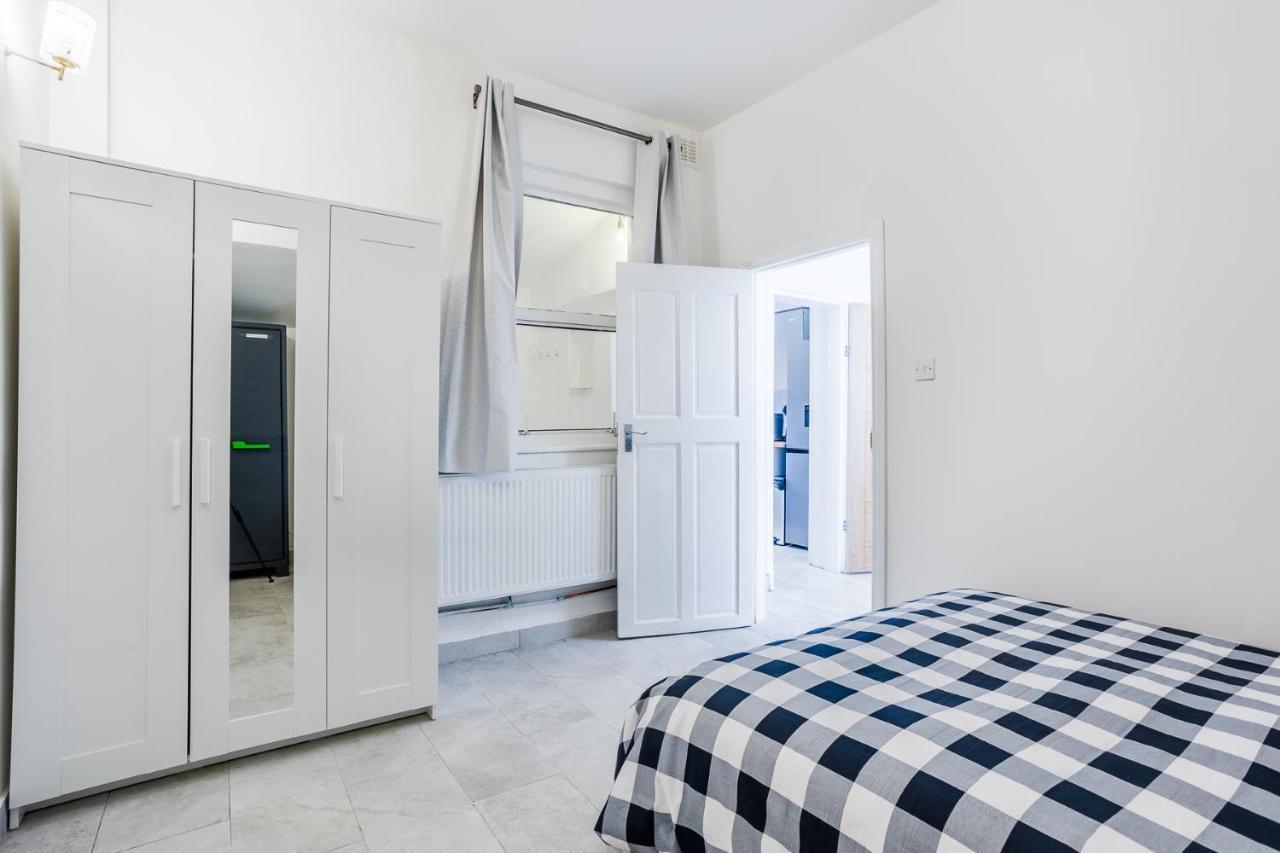4 Bedroom House With Garden, Parking & 3 Mins Walking Distance From Train Station Londra Dış mekan fotoğraf