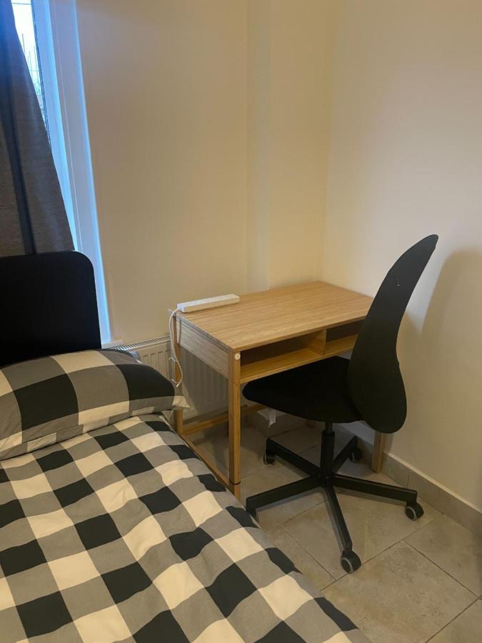 4 Bedroom House With Garden, Parking & 3 Mins Walking Distance From Train Station Londra Dış mekan fotoğraf