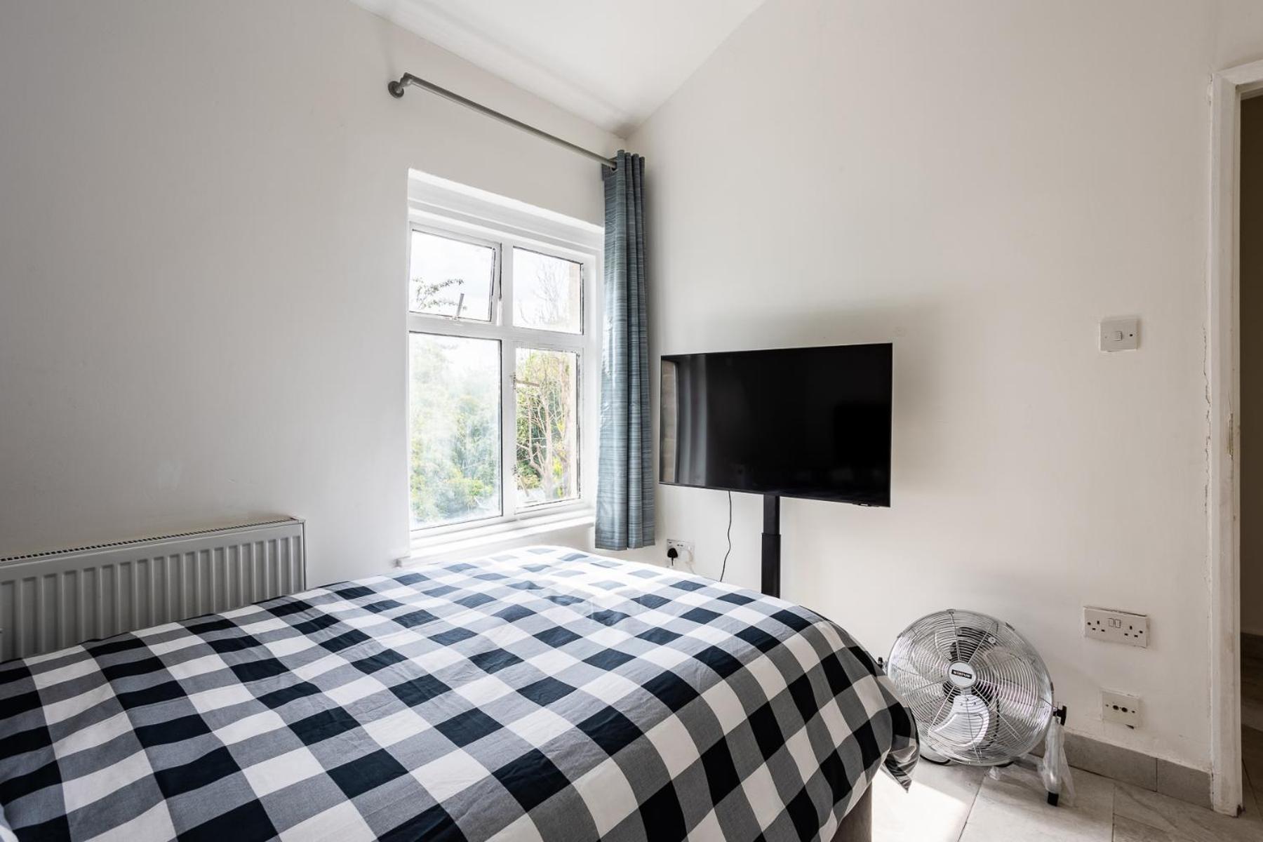 4 Bedroom House With Garden, Parking & 3 Mins Walking Distance From Train Station Londra Dış mekan fotoğraf